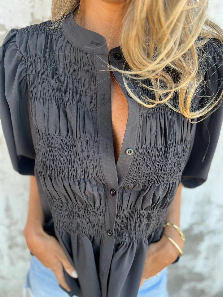 ELIZA™ - Plisserad Knäppt Blus