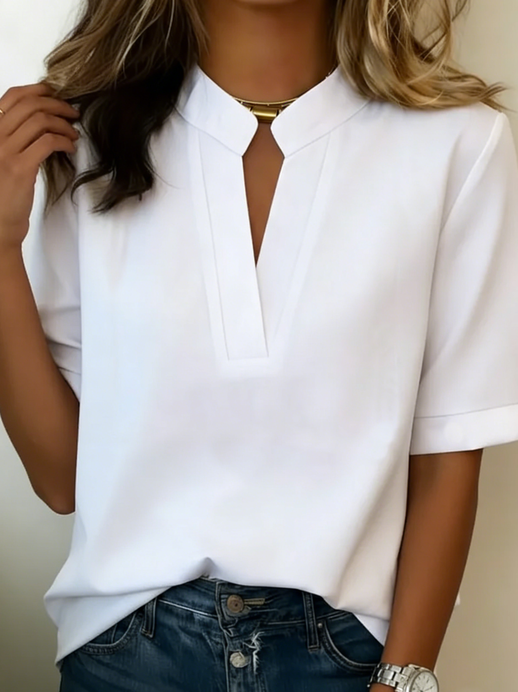 Margaux | Chic Blus med V-ringning och Guldig Detalj