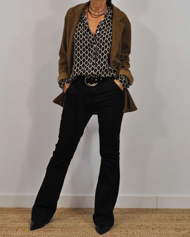 ELVIRA™ – Geometrisk blus med v-ringning